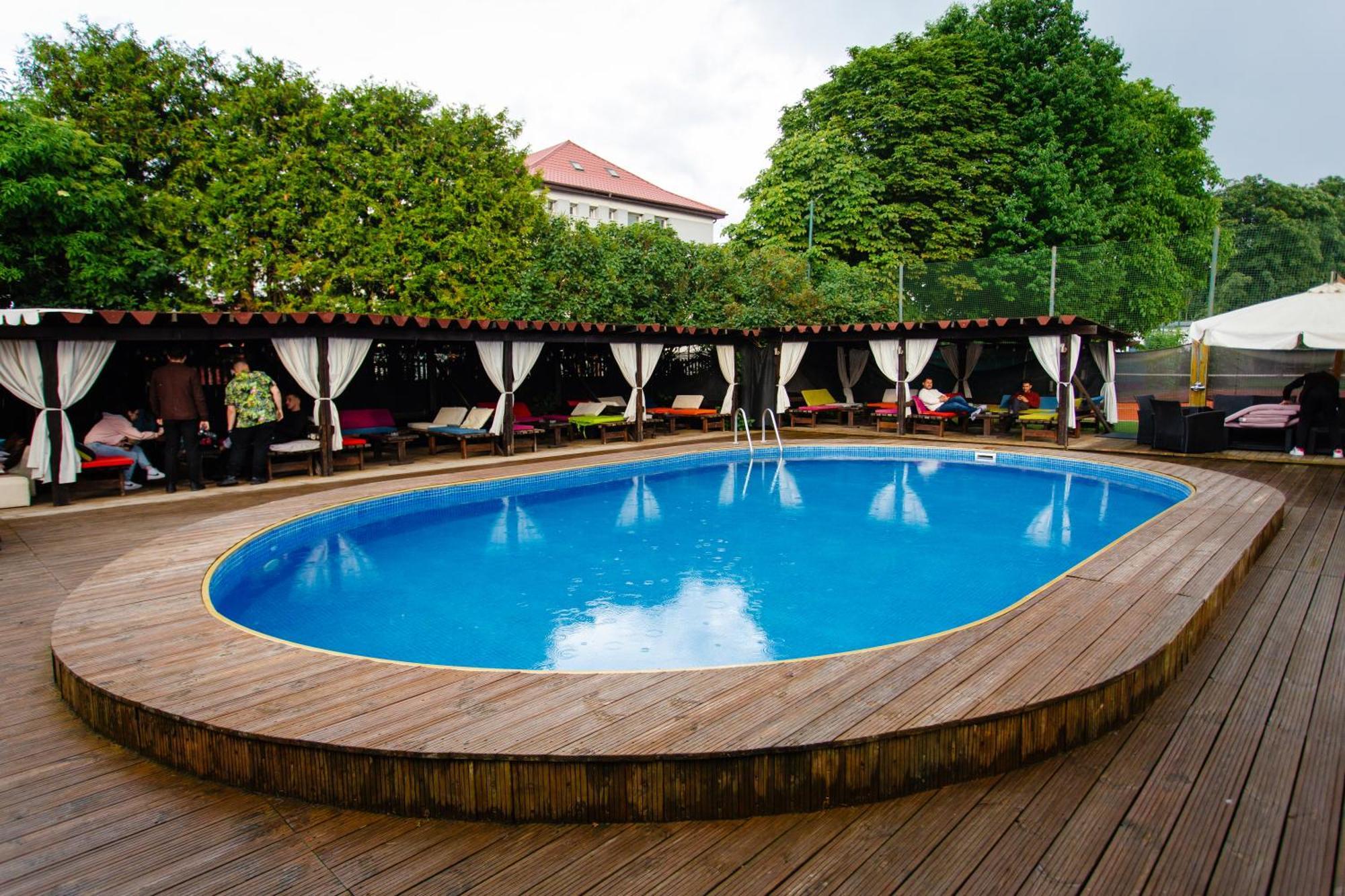 Hotel Intim Radauti Exterior photo