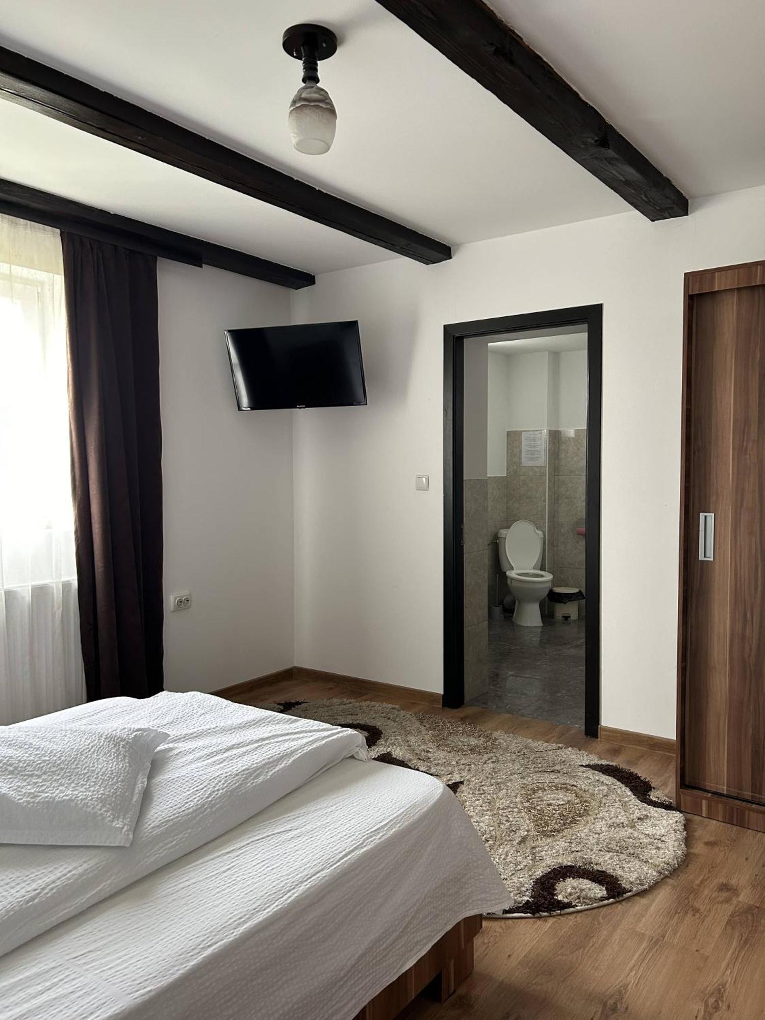 Hotel Intim Radauti Exterior photo