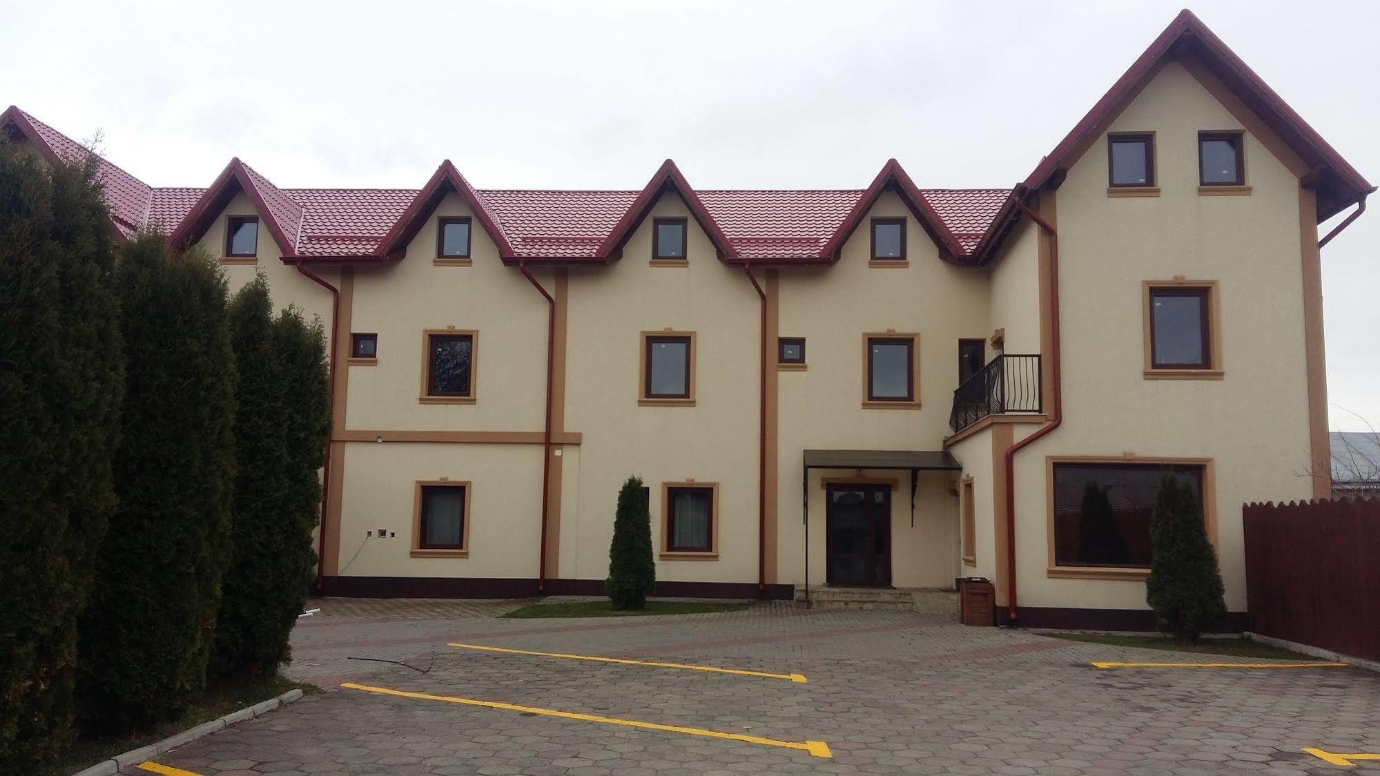 Hotel Intim Radauti Exterior photo