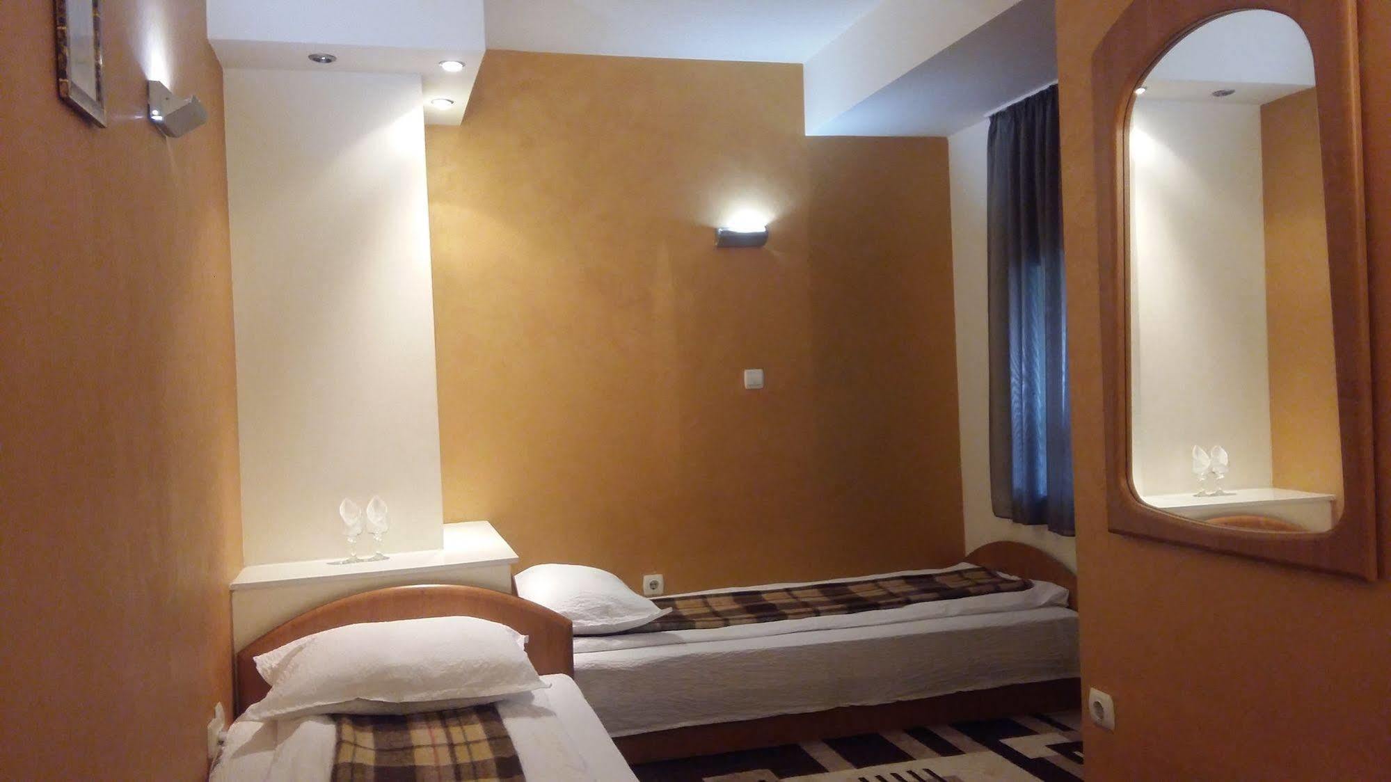 Hotel Intim Radauti Exterior photo