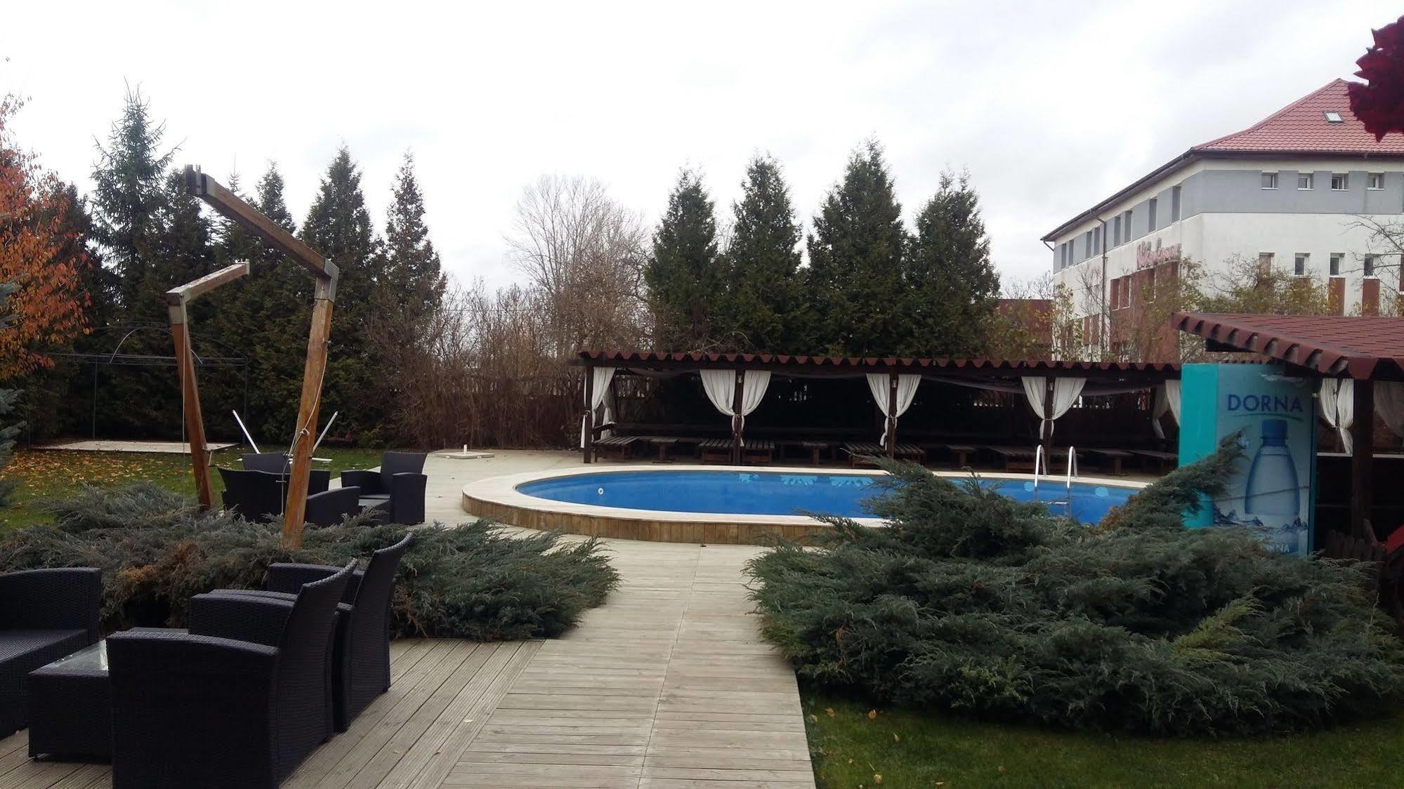 Hotel Intim Radauti Exterior photo