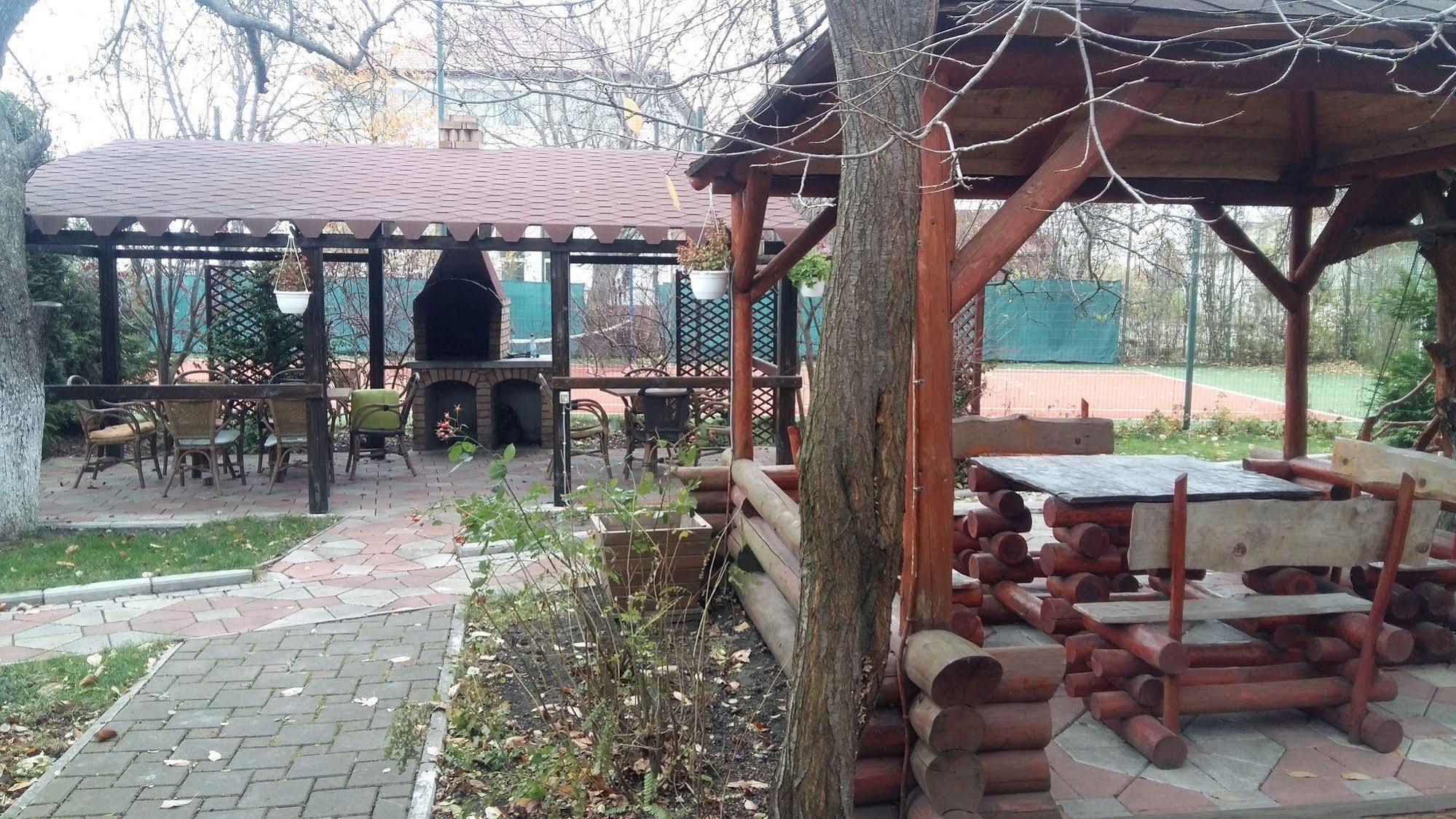 Hotel Intim Radauti Exterior photo